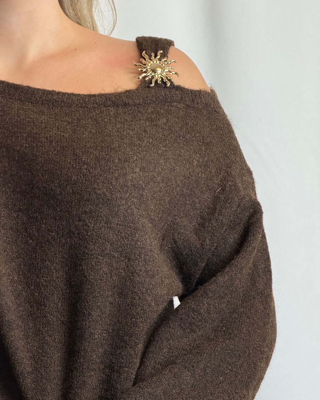 Ella | Off shoulder trui | Bruin