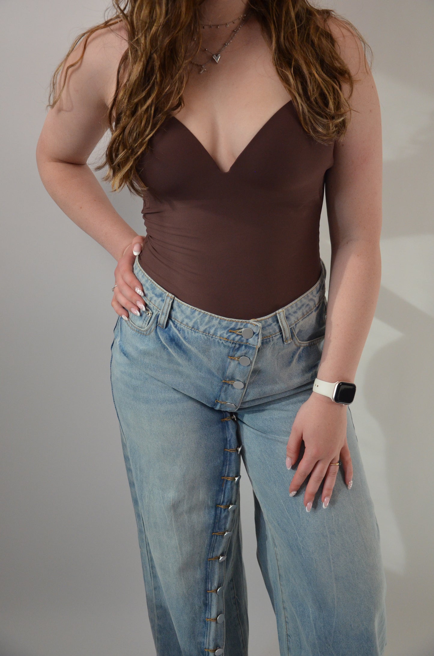 V-neck body bruin
