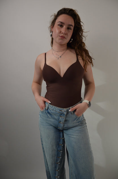 V-neck body bruin