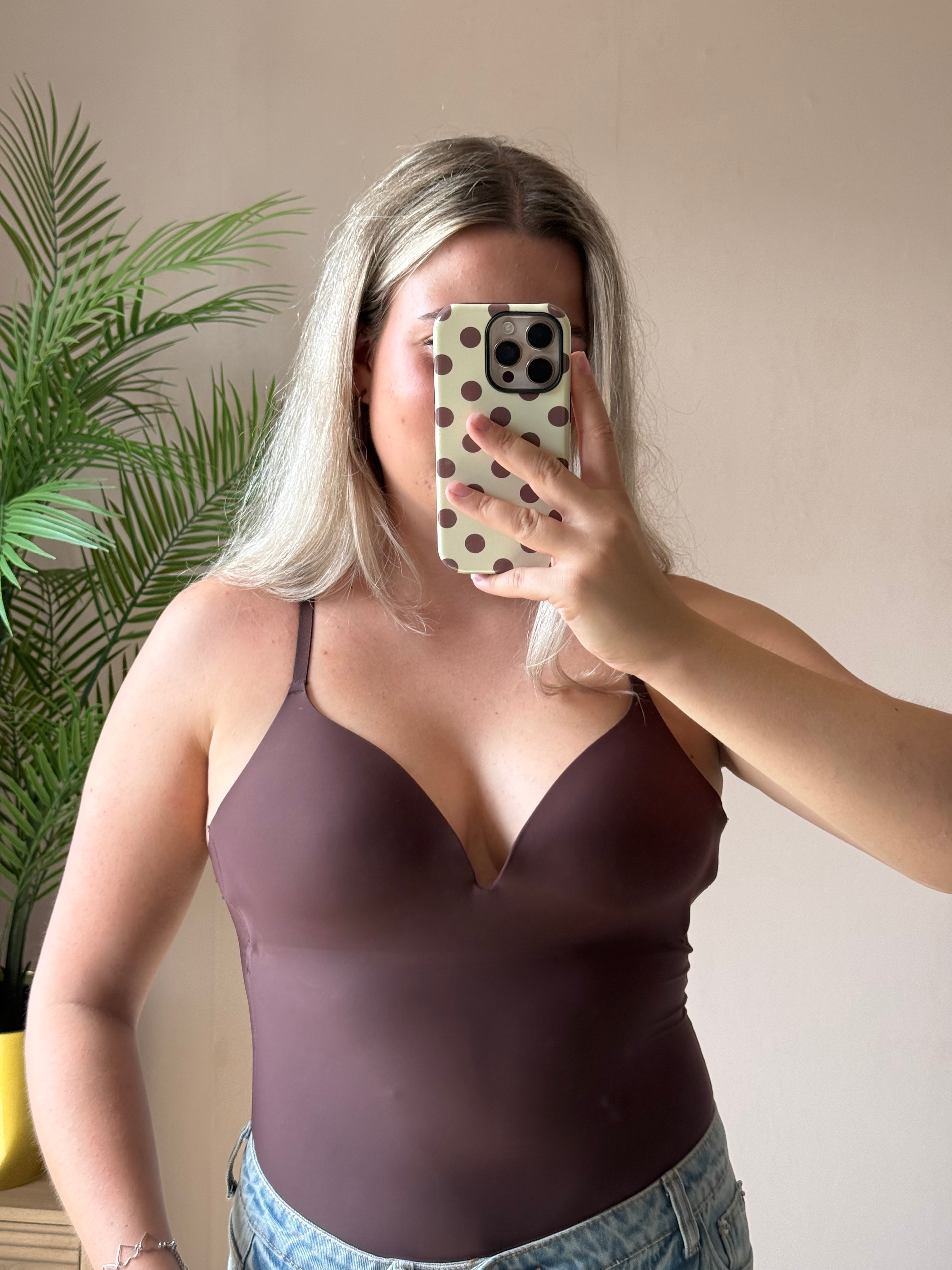 V-neck body bruin