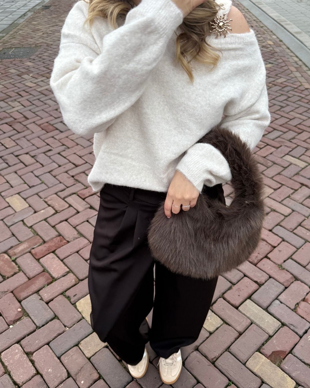 Ella off shoulder trui beige